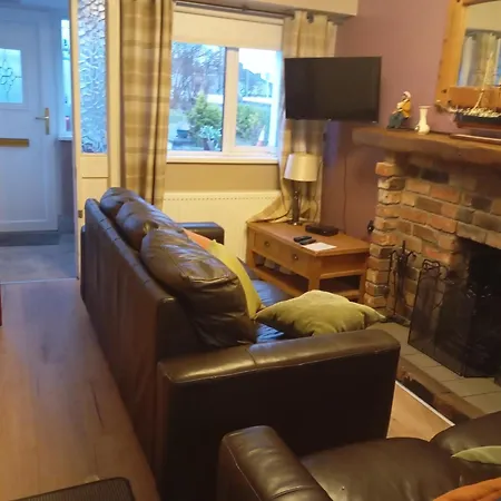 Cosy Cottage- Sleeps 5 Free Parking & Golf Nearby *