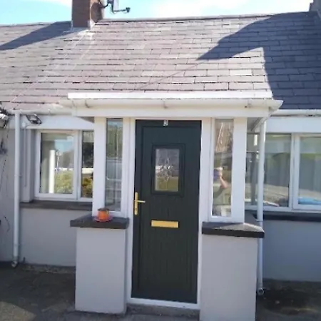 Cosy Cottage- Sleeps 5 Free Parking & Golf Nearby * Buncrana