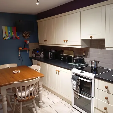 Cosy Cottage- Sleeps 4 Free Parking & Golf Nearby