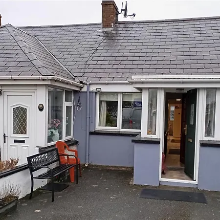 Cosy Cottage- Sleeps 5 Free Parking & Golf Nearby *