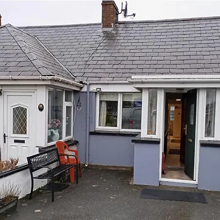 Cosy Cottage- Sleeps 4 Free Parking & Golf Nearby *