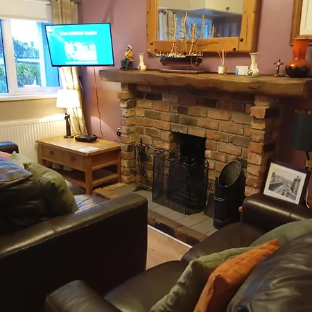 Cosy Cottage- Sleeps 4 Free Parking & Golf Nearby Feriehus