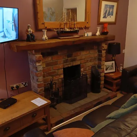 Cosy Cottage- Sleeps 5 Free Parking & Golf Nearby Holiday home