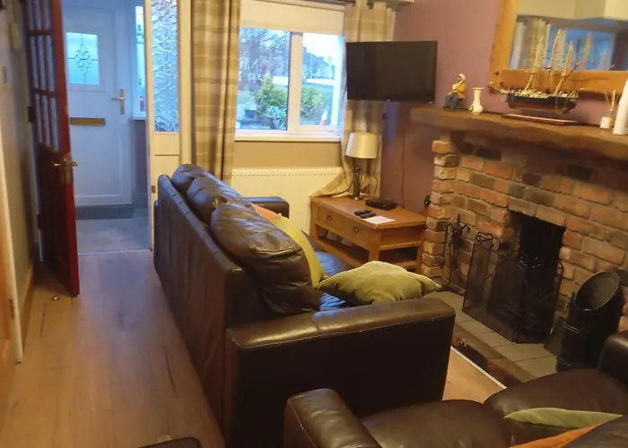 Cosy Cottage- Sleeps 4 Free Parking & Golf Nearby *