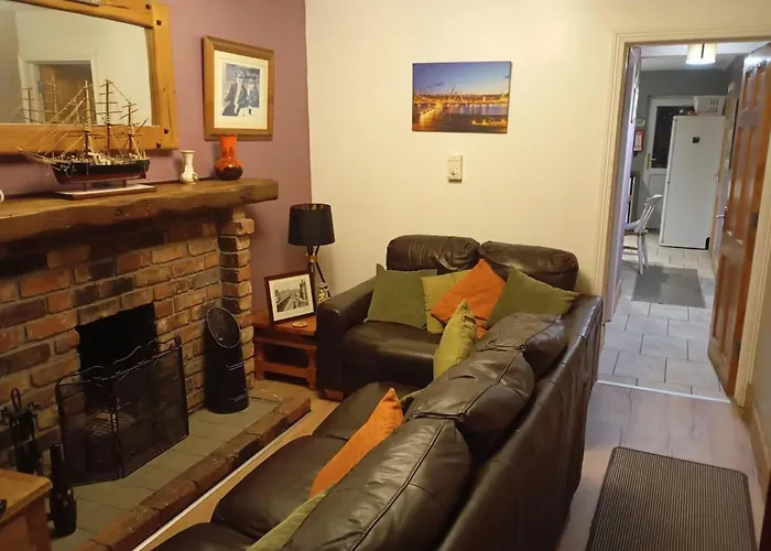 בית נופש Cosy Cottage- Sleeps 4 Free Parking & Golf Nearby