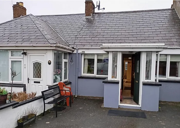 Cosy Cottage- Sleeps 4 Free Parking & Golf Nearby *