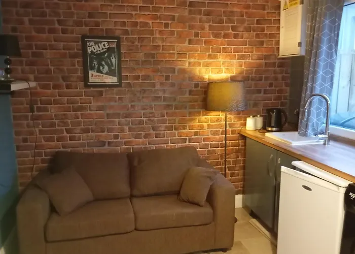 Cosy Cottage- Sleeps 4 Free Parking & Golf Nearby