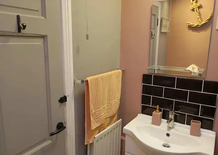 בית נופש Cosy Cottage- Sleeps 4 Free Parking & Golf Nearby בונקראנה